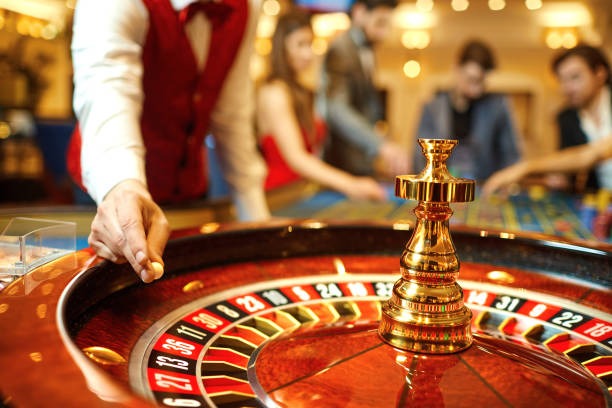 Live Texas Poker table on asian bandar platform with professional dealer and multiple players
